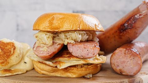 Frank's Polish Kraut Kielbasa Burger Recipe Ruben Sliders, Kielbasa Sauerkraut, Sauerkraut Sandwich, Slovak Recipes, Breakfast Cocktails, Burger Dogs, Kielbasa Sausage, Food Charlatan, Burger And Fries