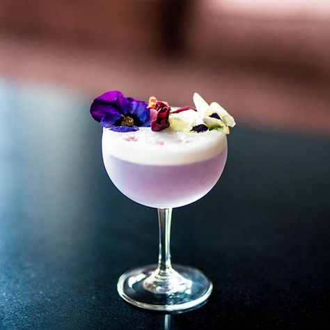 Violet Martini, Matcha Espresso, Mocktail Ideas, Unique Cocktail Recipes, Baking Lessons, Specialty Cocktails, Espresso Cafe, Drink Garnishing, Pretty Cocktails