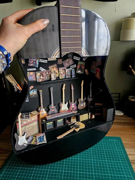 Movie Diorama, Diy Guitar, Miniature Ideas, Repurpose, Resin Art, Art Tutorials, Dollhouse Miniatures, Doll House, Recycling