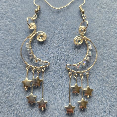 Silver Tone Wire Hand Crafted Into Moons With Beautiful Clear Shimmery Crystals Wire Wrapped On Them And Silver Stars Hanging Below. White Star Earrings, Wire Work Earrings, Moon Wire Earrings, Wrapped Wire Jewelry, Beaded Wire Jewelry, Moon Wire Wrap, Wire Wrapped Star, Wire Shapes, Wire Star