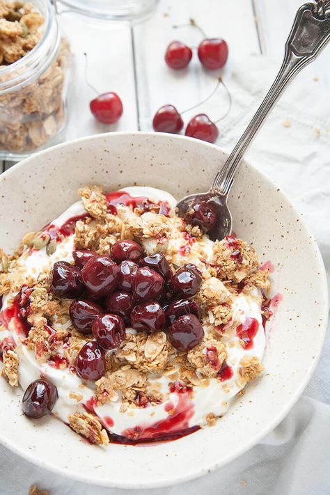 Roasted Cherry Greek Yogurt Bowl - Creamy, luscious Greek yogurt is sprinkled with a delicious, crunchy homemade granola and topped with these lovely Roasted Cherries. Yogurt Healthy Recipes, Roasted Cherries, Greek Yogurt Bowl, Yogurt Recipes Healthy, Greek Yogurt Toppings, Pav Recipe, Yoghurt Bowl, Yogurt Granola, Breakfast Bowls Recipe