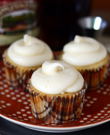 Rum and Vanilla Cupcakes with Rum-Spiked Cream Cheese Frosting - Baking Bites Rum Cake Cupcakes, Event Drinks, Boozy Cupcakes Recipes, Alcohol Desserts, Cupcake Desserts, Alcoholic Cupcakes, Rum Cupcakes, Boozy Baking, Infused Cupcakes