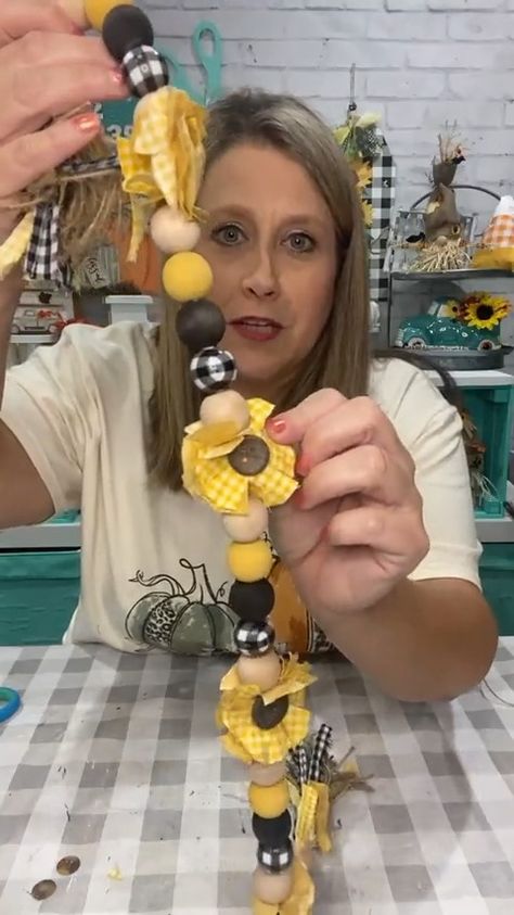 Spring Summer Crafts, Decorating With Wooden Bead Garland, Wood Bead Ideas, Sunflowers Diy, Diy Crafts With Beads, Bead Ideas Crafts Diy Projects, Sunflower Garland Diy, Wooden Beads Garland, Everyday Crafts