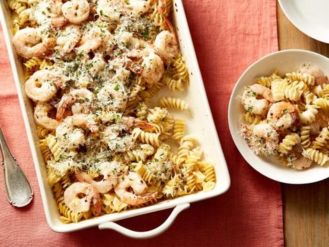 Recipe of the Day: Alfredo Shrimp Scampi Dump Dinner | Just dump a box of pasta, a bag of shrimp and a few other pantry staples into a dish, then bake. Right before serving, stir in the heavy cream and top with grated cheese and fresh parsley for a rich and creamy weeknight dinner in a flash. Shrimp And Pasta, Pasta With Shrimp, Dump Dinners, Easy Comfort Food, Shrimp Scampi, Shrimp Pasta, Seafood Dishes, Dinner Recipe, One Pot Meals