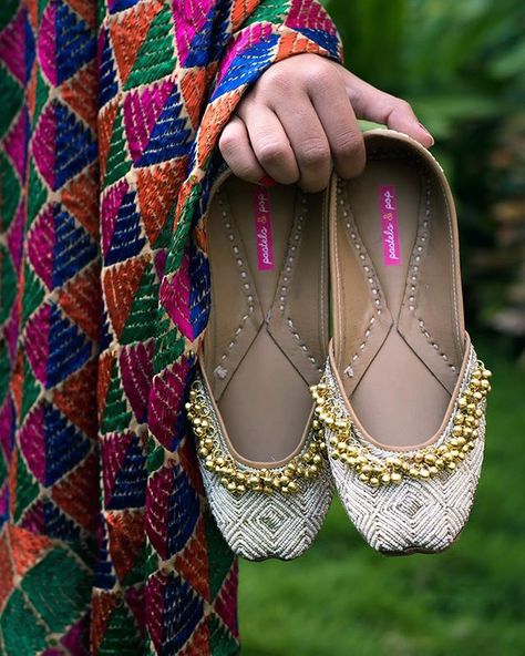 The elegance of pearls with the shine of gold! http://www.pastelsandpop.com/ Juttis For Women, Pakistani Shoes, Jutti Flats, Indian Shoes, Punjabi Fashion, Punjabi Jutti, Desi Wear, Embroidery Shoes, Shoes Flats Sandals