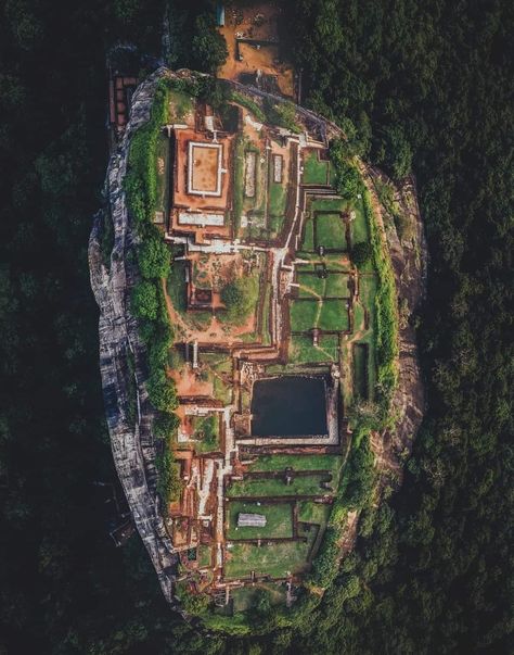 Sigiriya Sri Lanka, Sigiriya Rock, Sri Lanka Itinerary, Great Places To Travel, Pc Wallpaper, Paradise On Earth, Paradise Island, Incredible Places, School Art