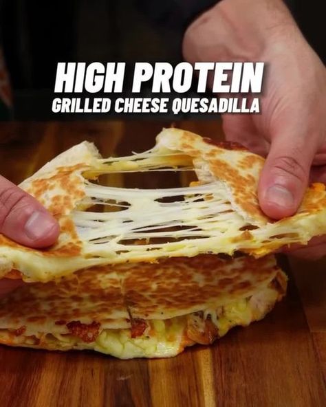 High Protein Hub on Instagram: "55g of Protein PER SANDWICH!!.💪
High Protein Grilled Cheese Quesadilla!🧀
ONLY 437 Calories! 🤤

By @panaceapalm

Follow to not miss out on these 🔥
Check out the 100+ Recipe High Protein Cookbooks! (link in bio)👨🏽‍🍳📕

Serves 1 🍽️

Calories & Macros
Per Sandwich:
437 calories
55g P
6g C
18g F

Ingredients ✅
- 1 low calorie tortilla (brand: Carbzone 110 cal tortillas)
- 80g (1 small) cooked seasoned chicken breast I used paprika, garlic powder, salt and pepper
- 40g low fat red cheddar (brand: eat lean)
- 40g grated mozzarella (for even less cals - use low fat mozzarella if you can find it)

Check Out The High Protein Cookbooks for 100+ Recipes just like this one! (link in bio)👨🏽‍🍳📕

🏷️: #highprotein #grilledcheese #quesadilla #lowcalorie #highprot Protein Grilled Cheese, Low Calorie Tortilla, Seasoned Chicken Breast, Clean Eating Chicken Recipes, Healthy Grilling Recipes, Seasoned Chicken, Cheese Quesadilla, Weight Watchers Chicken Recipes, Bulk Food