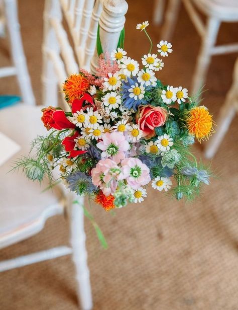 Summer Wedding Venues, Bright Wedding Flowers, Boda Mexicana, Bright Wedding, Wedding Table Flowers, Wedding Flowers Summer, Ceremony Flowers, Aisle Decor, Wildflower Wedding