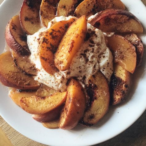 Roasted Peaches, Baked Peach, Yogurt Recipe, Yogurt Breakfast, Summer Snacks, Yogurt Recipes, Honey And Cinnamon, Breakfast Bake, Simple Recipes