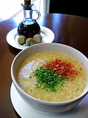 Arroz Caldo, chicken, rice and ginger soup. My Lola used to make this for me everytime I was sick. Food for the soul. Chicken Rice Porridge, Chicken Arroz Caldo, Caldo Recipe, Chicken Porridge, Chicken Rice Soup, Filipino Foods, Porridge Recipes, Rice Porridge, Filipino Dishes