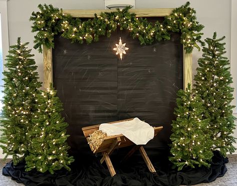 Christmas Photoshoot Background Ideas, Christian Christmas Outdoor Decorations, Christmas Tree Stage Design, Nativity Photo Booth, Church Christmas Dinner Decorations, Modern Church Christmas Decor, Christmas Church Photo Booth, Christmas Church Backdrop, Christmas Stage Decorations School