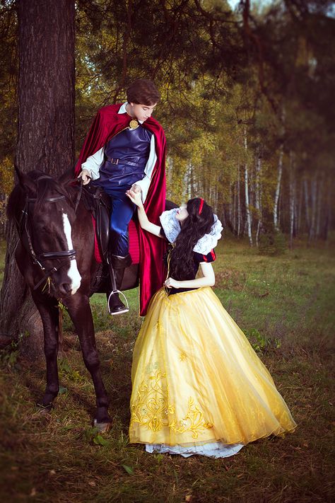 Log Hair, Princess Pic, Prince Disney, Snow White And Prince, White Engagement Photos, Prince Cosplay, Snow White Art, Snow White Cosplay, Cosplay Couple