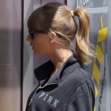 Taylor Swift Ponytail, A Ponytail, Hair Ponytail, Taylor Swift Hair, Famous Women, Taylor Alison Swift, Ponytail Hairstyles, Taylor Swift, Rain Jacket