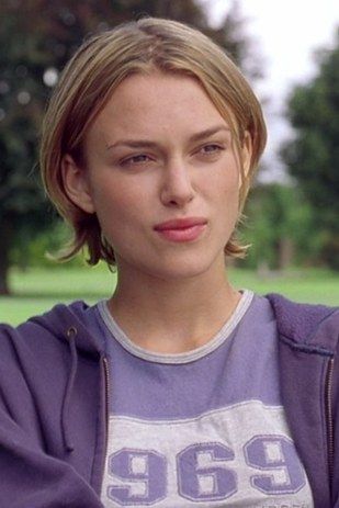 Keira Knightley as Jules. | The Cast Of "Bend It Like Beckham" Then And Now Heartthrob Bob, Haircut Movie, Keira Knightley Hair, Beckham Hair, Bend It Like Beckham, British Movies, Look Festival, Hair Inspiration Short, Keira Knightley