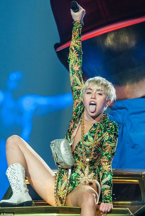 Tongue out Miley Cyrus Crazy, Miley Cyrus Tongue, Egirl Poses, Miley Cyrus Show, Jerry Wallpapers, Genderqueer Fashion, Miley Cyrus Photoshoot, Stage Dance, Dance Crew