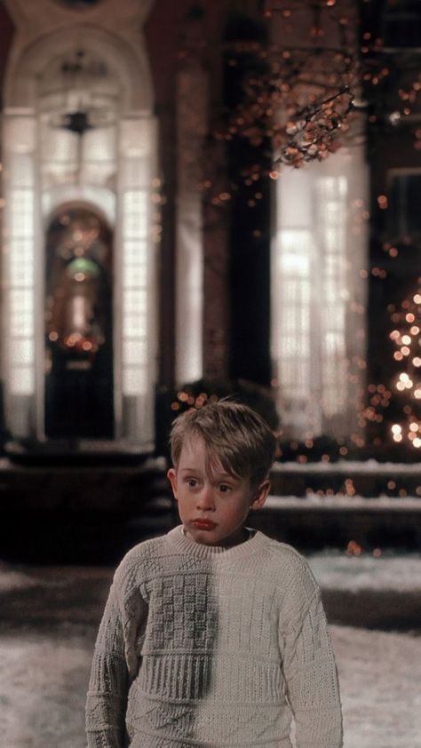 Homealone Christmas Wallpaper, Classic Christmas Aesthetic Wallpaper, Christmas Vibe Wallpaper, Home Alone Movie Astethic, Christmas Wallpaper Boys, Home Alone Wallpers Iphone, Home Alone Background, Navidad Wallpapers Aesthetic, Last Christmas Aesthetic