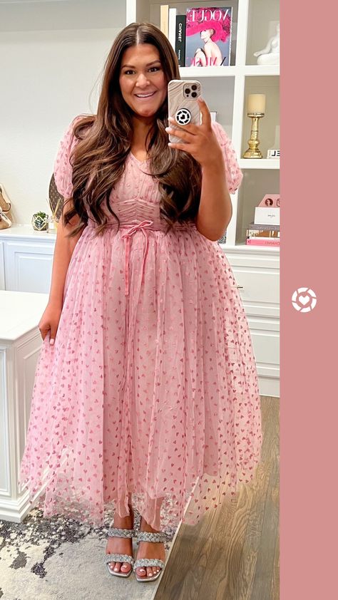 Looking for some bridal shower dresses? This cute midi dress in pink is a true wardrobe must-have. Pair it with your favorite heels and you have an outfit for every event! Perfect for a bridal shower or baby shower party! Cute Party Dresses | Plus Size Fashion Looks | Bridal Shower Dresses | Nicole Curves to Contour Plus Size Bridal Shower Outfit Guest, Plus Size Baby Shower Dress, Plus Size Tea Party Outfit, Plus Size Bridal Shower Outfit, Wedding Shower Outfits For Guest, Plus Size Baby Shower Outfit, Baptism Outfit Women, Plus Size Pink Dress, Wedding Shower Outfit