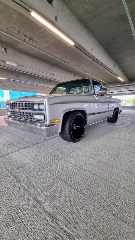 #chevrolet #chevy #chevytrucks #c10 #pickup #v8 #truck #trucks #american #wheels #stance #wheels #20” #stancenation #stanceworks #low #lowtruck #wide #silver #chevrolettruck #cool #hot #classic #81 #1981 1981 Chevy C10, 1986 Chevy Truck, Silverado Single Cab, 87 Chevy Truck, Chevy K10, Dropped Trucks, Dream Vehicles, Custom Chevy Trucks, Chevrolet C10