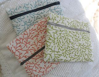 Here are some totes, drawstring bags and zipper pouches I've made recently. Most of these totes will be donated to The Bag Share Project  (t... Upholstery Fabric Projects, Upholstry Fabric, Upholstery Fabric Samples, Fabric Crafts Diy, Upholstery Tacks, Couch Upholstery, Upholstery Diy, Fabric Diy, Zipper Pouches