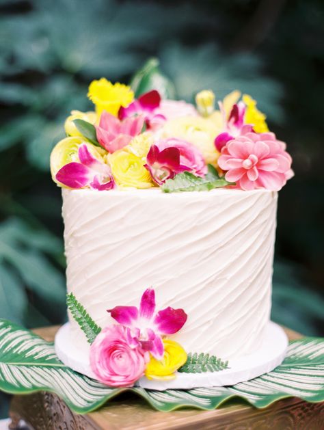 wedding cake - photo by Angelica Chang Photography https://ruffledblog.com/hawaiian-garden-wedding-inspiration Party Pastries, Tropical Cakes, Wedding Budgets, Hawaiian Wedding Cake, Frosting Buttercream, Texture Flowers, Recipes Unique, Tropical Wedding Cake, Hawaiian Cake