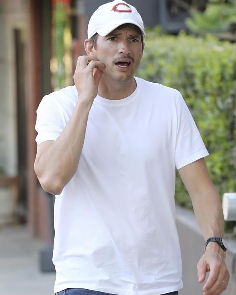 Just Jared | Mila Kunis and Ashton Kutcher enjoyed an LA date night and grabbed a casual dinner. More pics at… | Instagram Mila Kunis And Ashton Kutcher, Ashton Kutcher, Mila Kunis, Just Jared, Casual Dinner, Date Night, Instagram