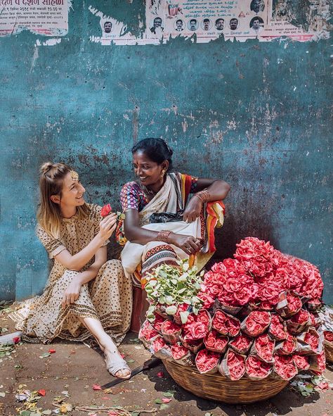 Dadar Flower Market Mumbai. The beauty of India's streets and people <3 India Street, Mumbai City, India Photography, Village Photos, Indian Photoshoot, Divine Light, Aesthetic Photography Nature, San Francisco Travel, Composition Photography