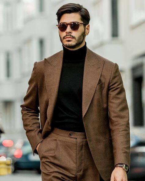 Third menswear blog in France on Instagram: “(Version française plus bas) ⠀⠀⠀⠀⠀⠀⠀⠀⠀ 🇬🇧: Another combo suit and turtle neck knit: here the contrast between the jacket and the knit is…” Turtle Neck Outfit Men, Turtle Neck Outfits, Turtleneck Suit, Turtleneck Outfits, Men Styling, Blazer Outfits Men, Brown Suit, Turtleneck Outfit, Suit Ideas