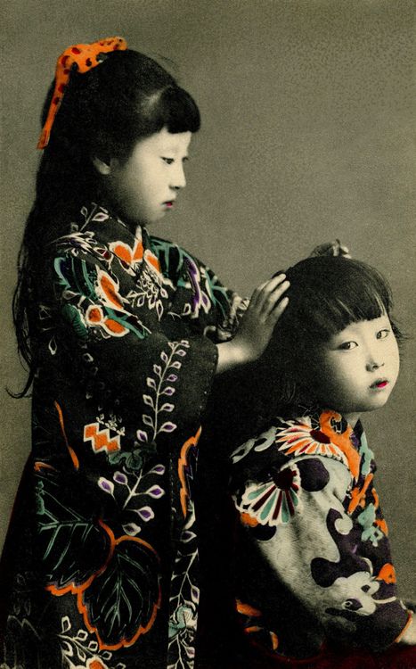 'Two Girls'  ('S. N. Banshiudo' was postcard publisher, which operated in Japan between 1905 and 1916. Famous for their coloured collotypes and hand-coloured postcards) Motifs Textiles, Foto Vintage, Maneki Neko, Vintage Japan, Two Girls, People Of The World, 인물 사진, Vintage Pictures, Vintage Photographs