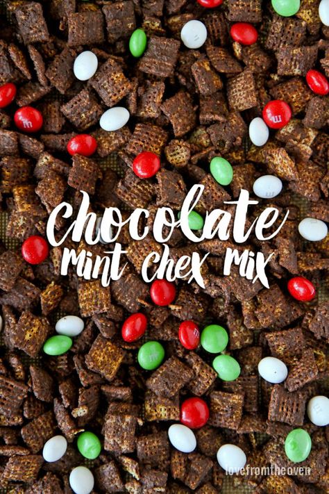 Chocolate Mint Chex Mix Recipe. This is such a delicious, quick and easy treat… Chocolate Chex Mix Recipes, Chex Snack Mix Recipes, Chocolate Chex Mix, Christmas Snack Mix, Puppy Chow Chex Mix Recipe, Chex Mix Puppy Chow, Chex Mix Recipe, Chocolate Chex, Love From The Oven