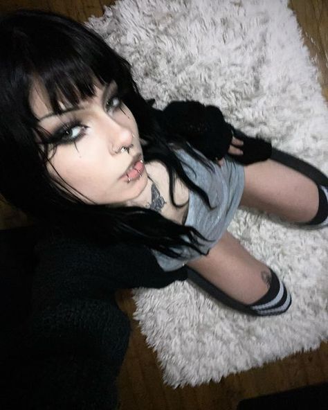 Static Screen, Moda Aesthetic, Goth Gf, Alt Makeup, Cute Goth, Alt Girls, Swag Girl Style, Dark Makeup