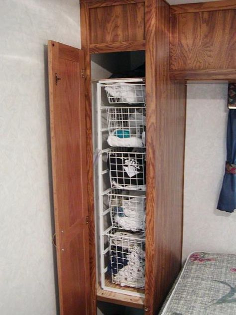 Rangement Caravaning, Travel Trailer Storage, Diy Travel Trailer, Ideas Armario, Rv Storage Solutions, Trailer Storage, Camper Trailer Remodel, Rv Travel Trailers, Diy Organizer