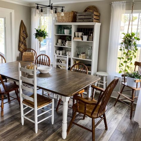 Mismatched Dining Table And Chairs, Dining Set In Living Room, Dining Room Mismatched Chairs, Mismatched Kitchen Chairs, Mismatched Dining Chairs Round Table, Mismatch Chairs Dining Table, Mixed Chairs Dining Room, Dining Area Decor Ideas, Table With Mismatched Chairs