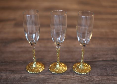 how to glitter champagne glasses - Google Search Diy Champagne Glasses Quinceanera, Diy Head Table, Glitter Champagne Glasses, Tree Trimming Party, Decorating A Christmas Tree, Hollywood Birthday, Glitter Bridal Shower, Champagne Birthday, Glitter Champagne