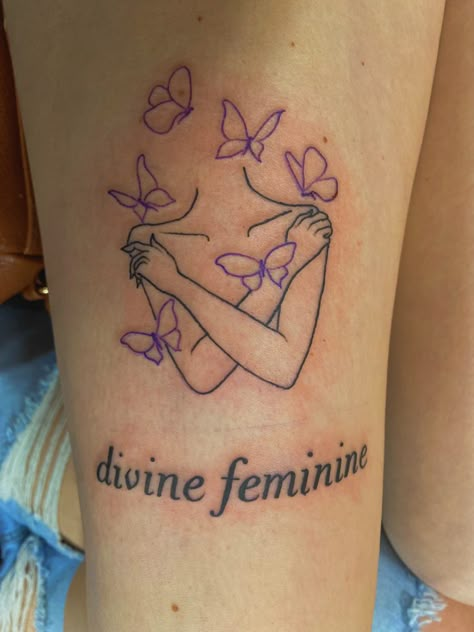 Feminine Tattoos Hand, Tato Neck, Tato Naruto, Divine Feminine Tattoo, Feminine Back Tattoos, Tårta Design, Tattoos Hand, Hand Tattoos For Girls, Cute Hand Tattoos