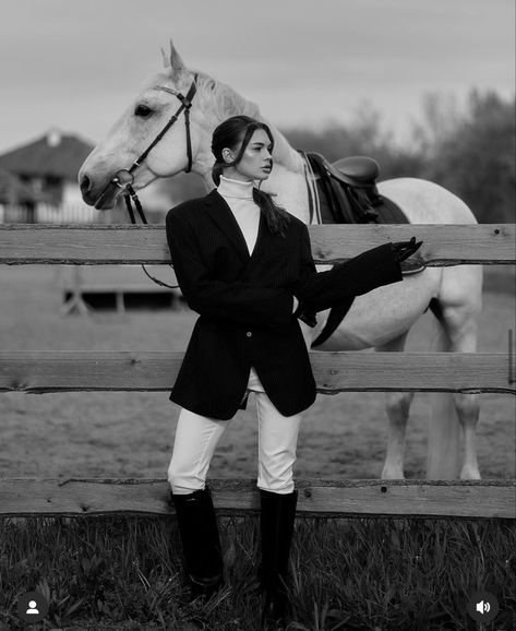 Old Money Horse Riding Aesthetic, English Riding Aesthetic, Photoshoot With Horse, Senior Horse Photography, Horse Rider Outfit, Horse Event, Horses Aesthetic, Equestrian Photoshoot, Horse Riding Aesthetic