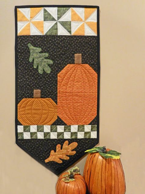 Autumn Quilts, Seasonal Wall Hangings, Mini Patchwork, Fall Sewing Projects, Fall Quilt Patterns, Pumpkin Harvest, Fall Sewing, Hanging Quilts, Quilted Table Runners Patterns