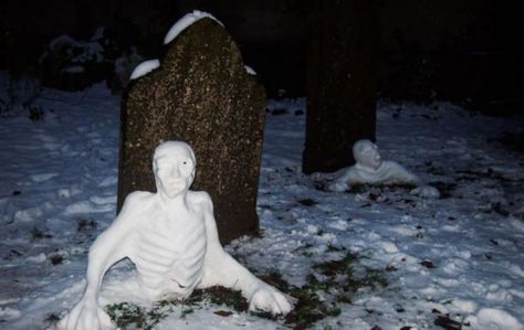 Graveyard Snowmen - Neatorama Snowmen Pictures, Funny Snowman, Creepy Photos, Snow Sculptures, Snow Art, Snow Fun, Ice Sculptures, Zombie Apocalypse, Winter Fun