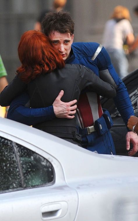 THE AVENGERS Hi-Res Set Photos - Hawkeye, Black Widow, Captain America in Full Costume!!! Christopher Robert Evans, Наташа Romanoff, Toni Stark, Xavier Rudd, Avengers Cast, Robert Evans, Marvel Photo, Marvel Images, Peggy Carter