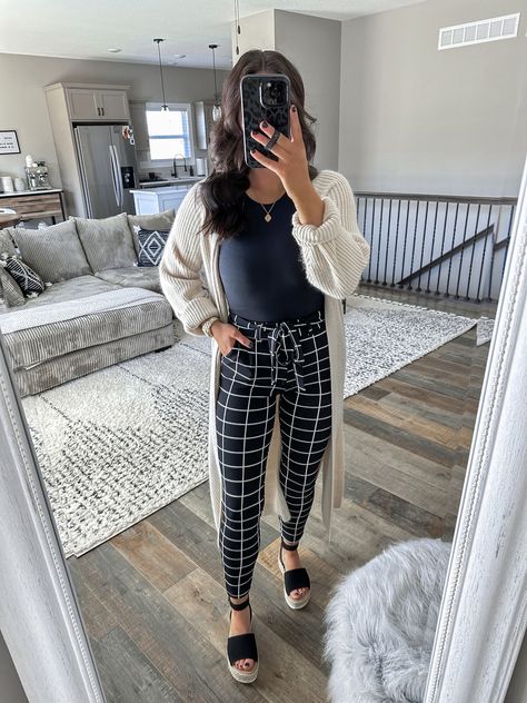 Business Casual Outfits With Birkenstocks, Plaid Office Pants, Dressy Casual Attire Women, Teacher Dress Pants Outfits, Cute Casual Work Outfits Spring, Cute Summer Business Casual Outfits, Patterned Pants Outfit Work, Cold Spring Work Outfit, Comfy Business Casual Outfits Summer