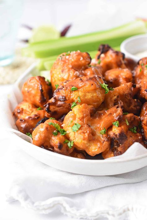 These Air Fryer Buffalo Cauliflower bites are super easy to make and such an healthy meat-free party food ! Bonus, these are also dairy-free, vegan and gluten-free friendly so everyone can have a bite! Conscious Plant Kitchen, Buffalo Cauliflower Recipes, Buffalo Cauliflower Bites, Plant Kitchen, Healthy Meats, Quick And Easy Appetizers, Buffalo Cauliflower, Healthy Vegan Snacks, Cauliflower Bites