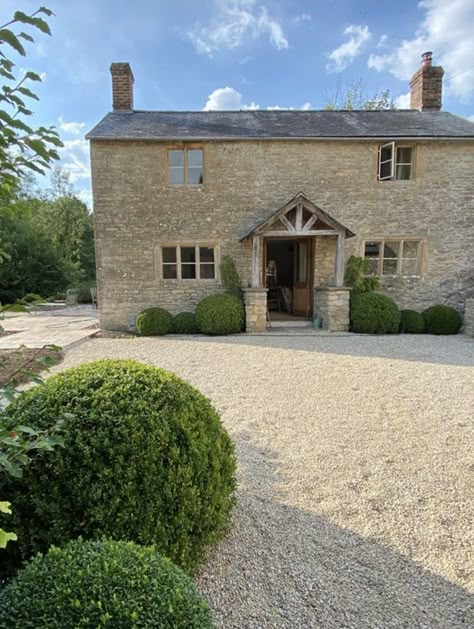 Country Cottage Driveway, Cotswolds Courtyard, Cotswold Gravel, Curb Appeal Uk, Stone Cottage Exterior, Cottage Driveway, Landscaping Front Of House, Cottage Front Garden, English Countryside Home