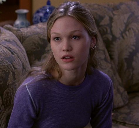 Iconic Movie Characters, Pleasing People, Julia Stiles, 10 Things I Hate About You, Grad Photoshoot, Romance Comedy, I Love Cinema, Movie Shots, Photo Outfit