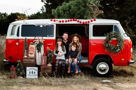 Timeless With A Twist {vw Bus Holiday Photo Mini Sessions} Christmas Mini Sessions Outdoor, Car Friends, Vw Bus Photo, Friend Vacation, Holiday Mini Session, Vintage Vw Bus, Christmas Shoot, Christmas Mini Sessions, Travel Car