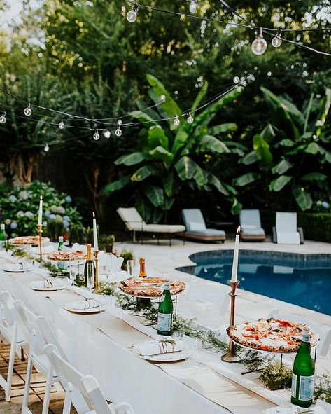 my all-time favorite dinner party 🥂🍕✨ 📸: @atalieannphoto Party By The Pool, Outdoor Dinner Party, Summer Dinner Party, Dinner Party Wedding, Outdoor Dinner Parties, Favorite Dinner, Outdoor Dinner, Pool Birthday Party, 40th Birthday Parties