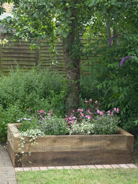 old wood raised bed Garden Decking, Vegetable Garden Beds, Raised Bed Garden Design, Raised Vegetable Gardens, Raised Flower Beds, Diy Raised Garden, Garden Design Plans, Have Inspiration, Vegetable Garden Design