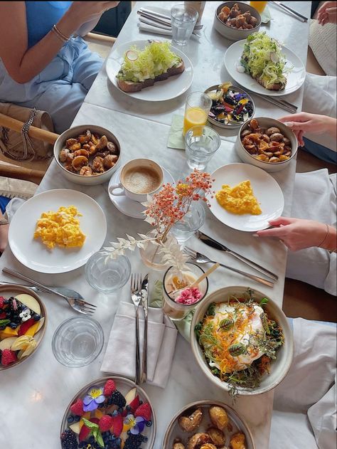 the best breakfast Breakfast Party Aesthetic, Family Lunch Aesthetic, Family Breakfast Aesthetic, Birthday Breakfast Aesthetic, Family Breakfast Table, Senior Breakfast, Breakfast Table Setting, Long Lunch, Aesthetic Breakfast