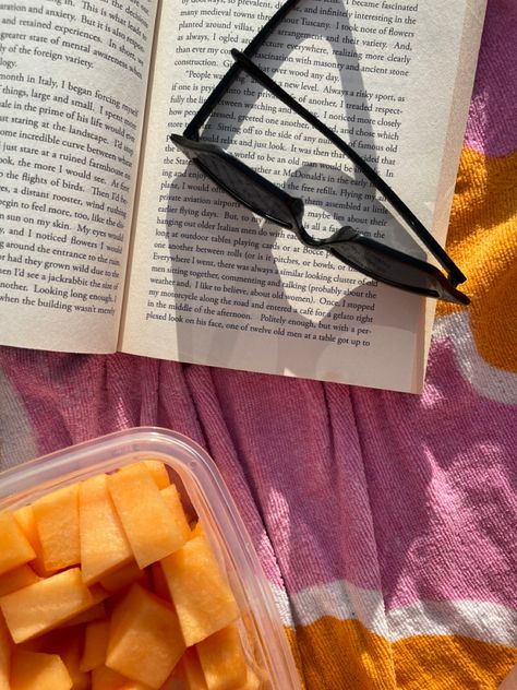 Reading Vibes Aesthetic, Cantaloupe Aesthetic, Beach Snack Ideas, Reading Setup, Pink Orange Aesthetic, Peach Aesthetic, Outfit Vintage, Orange Aesthetic, Pink Beach