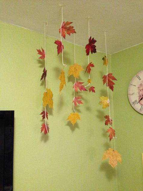 Pressed leaves in wax paper (with iron), then hung on a string from the ceiling. Kiddos love to blow at them to make them flutter! Leaves In Wax Paper, Room Crafts, Wishing Tree, Pressed Leaves, Paper Leaves, Dry Leaf, Spring Vibes, Tree Ideas, The Ceiling