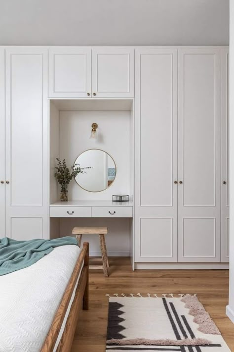 Built In Wardrobe Ideas With Vanity, Diy Built In Vanity, Built In Wardrobe With Vanity, Room Cabinets Bedrooms, Wardrobe Built In, Built In Vanity In Bedroom, Built In Closet Wall Bedroom, Minimalist Bedroom Wardrobe, Built In Wardrobe Ideas