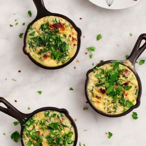 10 Adorable Mini Cast-Iron Skillet Recipes Mini Cast Iron Skillet Recipes, Food Dinner Recipes, Mini Cast Iron Skillet, Small Cast Iron Skillet, Eggs And Sweet Potato, Cast Iron Steak, Mini Cast Iron, Spiralized Sweet Potato, Cast Iron Skillet Cooking